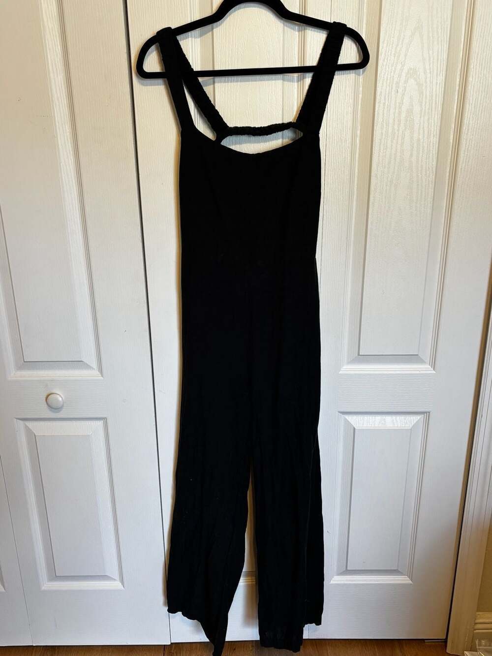 Indulge in Style Black Sleeveless Wide Leg Rayon Jumpsuit mit Smocked Straps